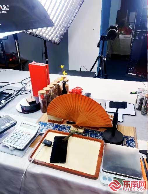 青春帶貨新力量 福州外語(yǔ)外貿(mào)學(xué)院學(xué)子化身助銷(xiāo)員，助力家鄉(xiāng)紅木工藝品走向更廣闊市場(chǎng)